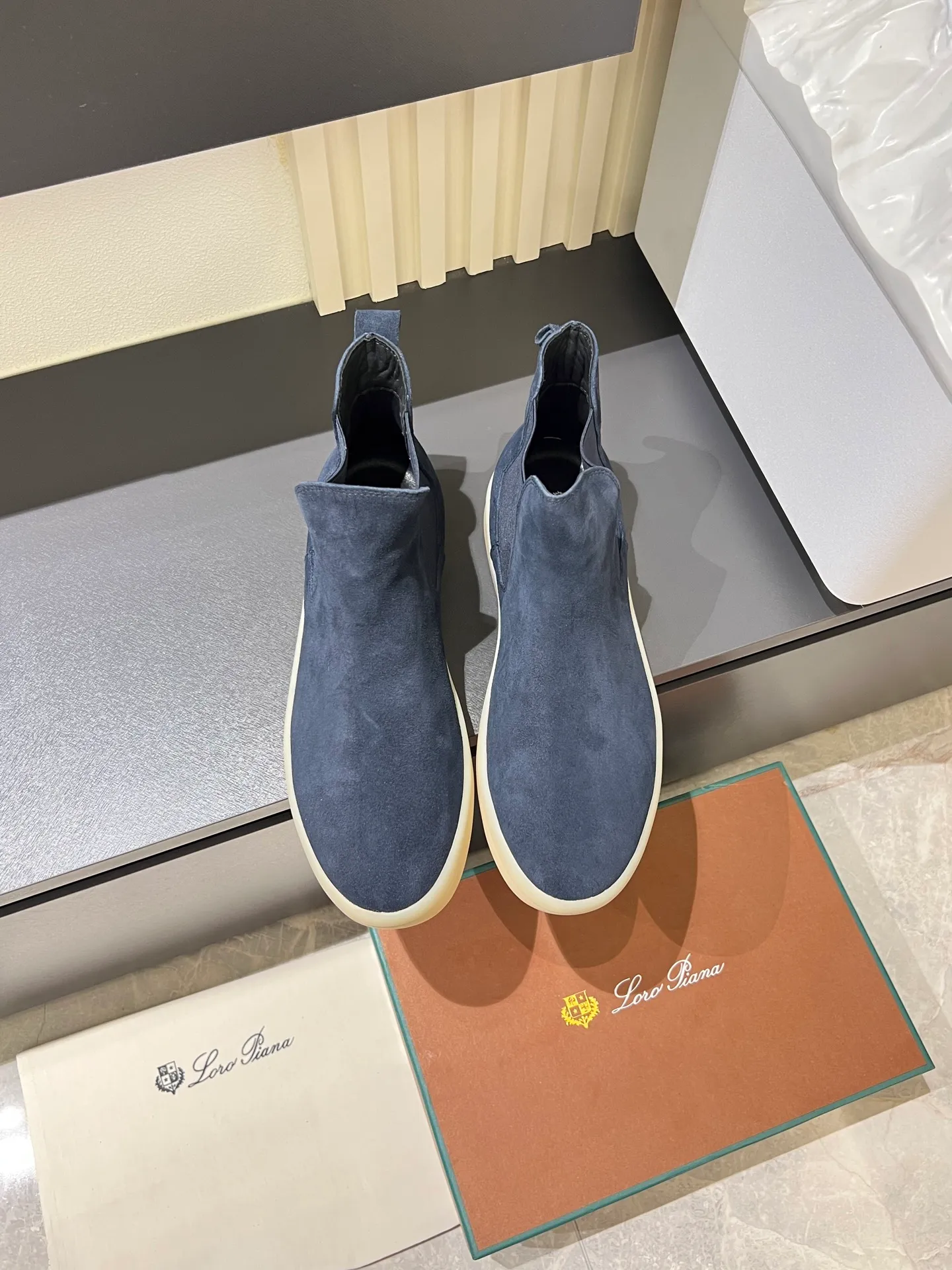 p440 Loro Piana's new niche winter men's mid-top shoes are shipped! The fabric is made of mercerized cowhide imported from Italy, with a sheepskin lining, which is comfortable, breathable and not stuffy to the feet. The outsole is made of natural rubber, which is wear-resistant and non-slip! Size: 38-44 (45.46.)